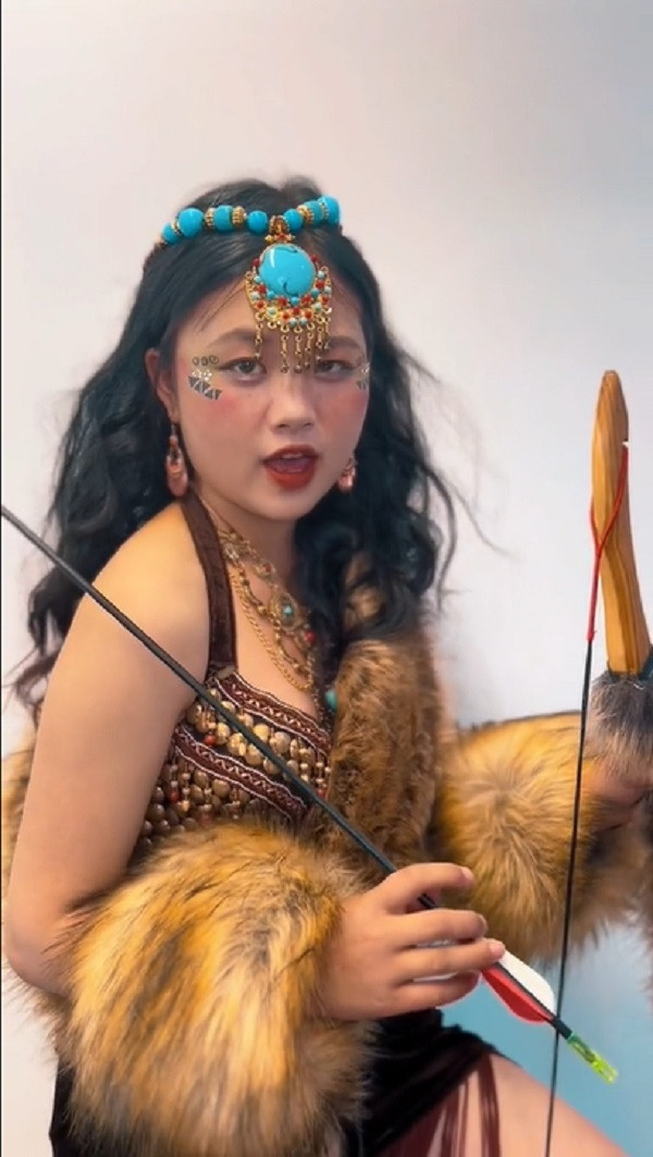 Không ít khán giả sau khi thấy hình ảnh này đã mệnh danh cô bé chính là “nữ hoàng phá trend”.