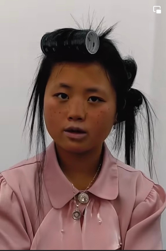 Dạo gần đây, người ta thấy Mua Thị Dua xuất hiện trở lại tại nhà của người hỗ trợ sau thời gian về lại Hà Giang. Tuy nhiên, thay vì đi học, cô bé lại chăm chỉ quay các clip biến hình, nhảy theo trend hay trang điểm, diện các bộ váy áo lộng lẫy.