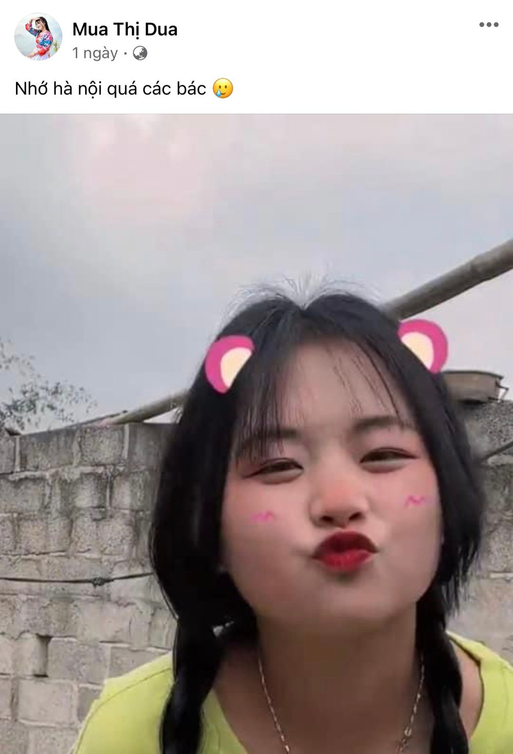 Trước đó, một du khách khi đến Hà Giang và bắt gặp cô bé ở dốc Thẩm Mã đã chia sẻ một clip cho rằng: “Mình thật sự buồn khi nhìn thấy em trong những clip gần đây. Vẫn gương mặt đó, nụ cười đó nhưng đã khác xưa rất nhiều. Cảm giác em không còn là bông hoa của núi rừng Tây Bắc. Vẫn biết cuộc sống luôn thay đổi, nhưng dường như, em chỉ rực rỡ nhất khi thuộc về nơi này”.