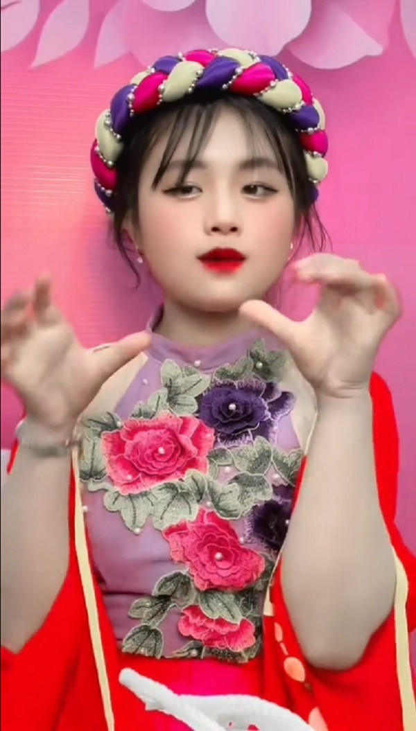 Nhìn loạt video Dua cùng người hỗ trợ đăng tải, khán giả không khỏi cảm thấy khó hiểu.