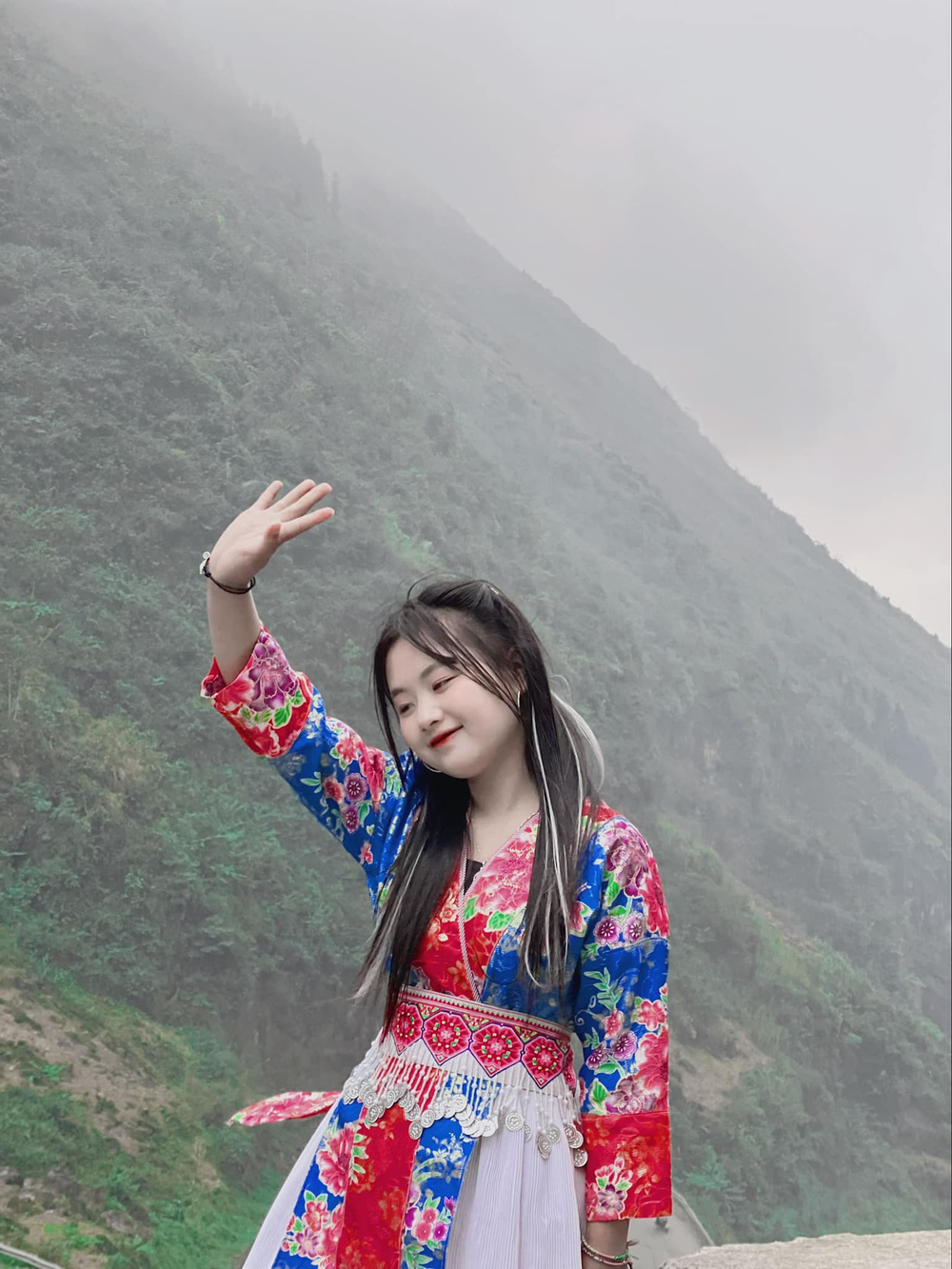 Bên cạnh đó, nhiều người cũng hoang mang không biết tương lai sau này của Dua sẽ ra sao. Bởi trước đó người hỗ trợ từng tuyên bố chấm dứt hợp đồng để cô bé trở lại Hà Giang.