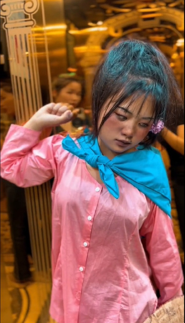 Bất cứ trend nào Dua cũng được trang điểm “tàn tạ” hơn hiện tại sau đó biến hình để gắn mác hiện tượng mạng của ngày xưa và bây giờ.