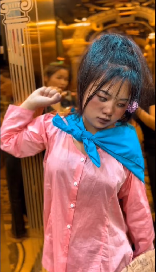 Bất cứ trend nào Dua cũng được trang điểm “tàn tạ” hơn hiện tại sau đó biến hình để gắn mác hiện tượng mạng của ngày xưa và bây giờ.