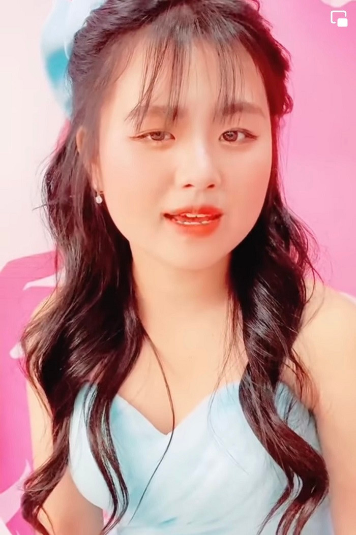 Mặc dù đã được nhận xét là dạn dĩ hơn xưa song việc một bé gái 17 tuổi không chú tâm vào học hành khiến nhiều người lo lắng.