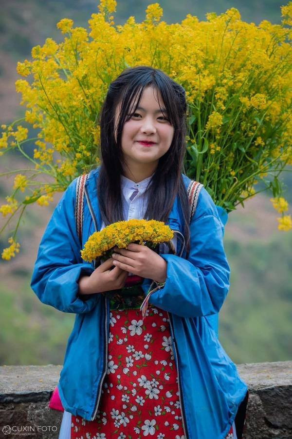 Mua Thị Dua (hay còn biết đến với tên gọi Phúng Phính Hà Giang) từng rất nổi tiếng với hình ảnh cô bé dân tộc trong trẻo, ngây thơ của núi rừng khi đứng bán hoa trên dốc Thẩm Mã. Chính sự nổi tiếng này đã đem đến cho cô bé nhiều cơ hội, nhất là sau khi xuống Hà Nội làm người mẫu độc quyền.