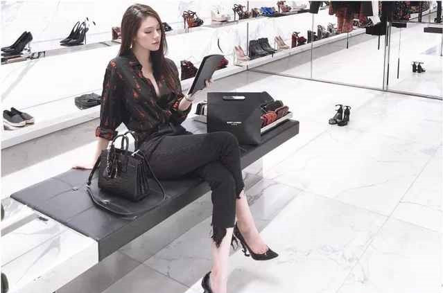 Chỉ mới 24 tuổi nhưng Jolie Nguyễn đã sở hữu kho hàng hiệu không hề thua kém bất kì ai. Mỗi hình ảnh của gái xinh này luôn sang chảnh và ngập tràn hàng hiệu đắt tiền từ nhiều nhà mốt đình đám vốn được xem là chỉ dành cho "giới thượng lưu" như Chanel, Dior, YSL, Burberry...