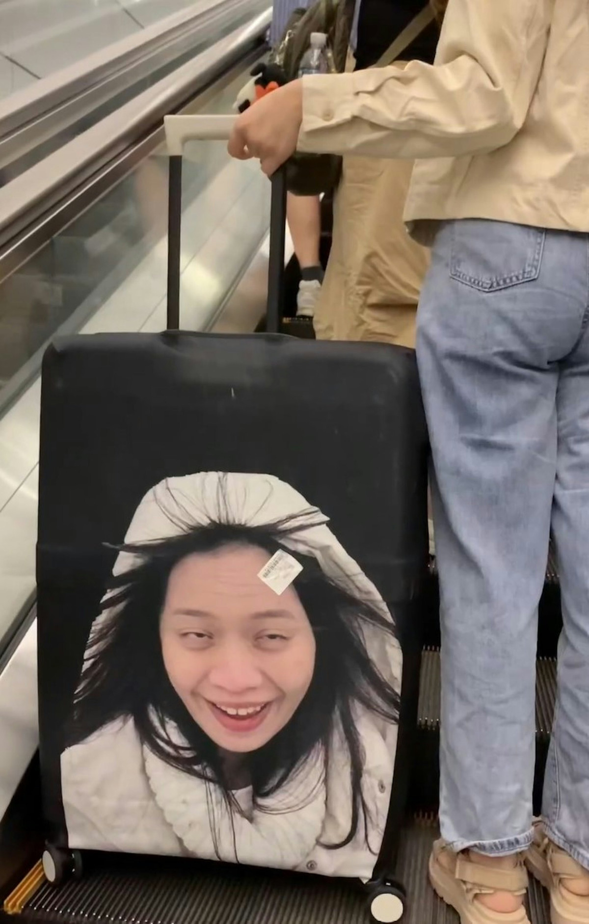 Hình ảnh chiếc bọc vali đang gây bão trên MXH.