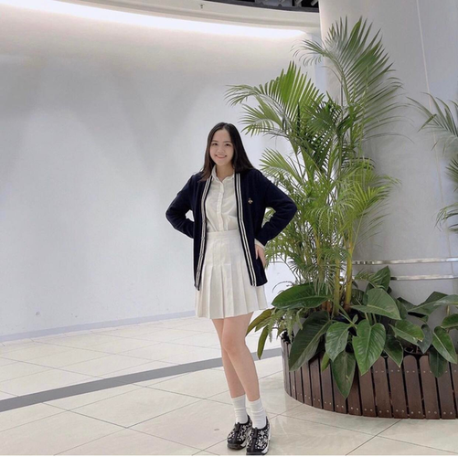 Cô diện chiếc đầm rộng, để mặt mộc lộ rõ vẻ nhợt nhạt. Chính việc chọn trang phục này, nhiều người đã săm soi vòng 2 bà mẹ trẻ.