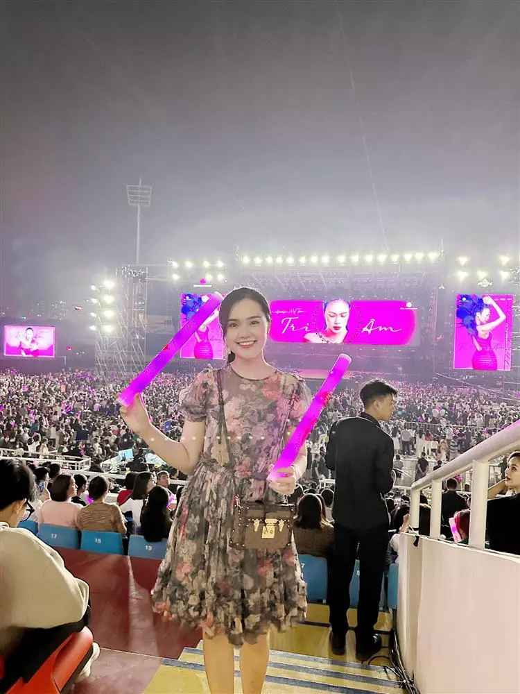 Thấy vợ lột xác khác lạ, Duy Mạnh sau đó phải vào bình luận: "Mẹ của Ú xinh quá", "Yêu",...