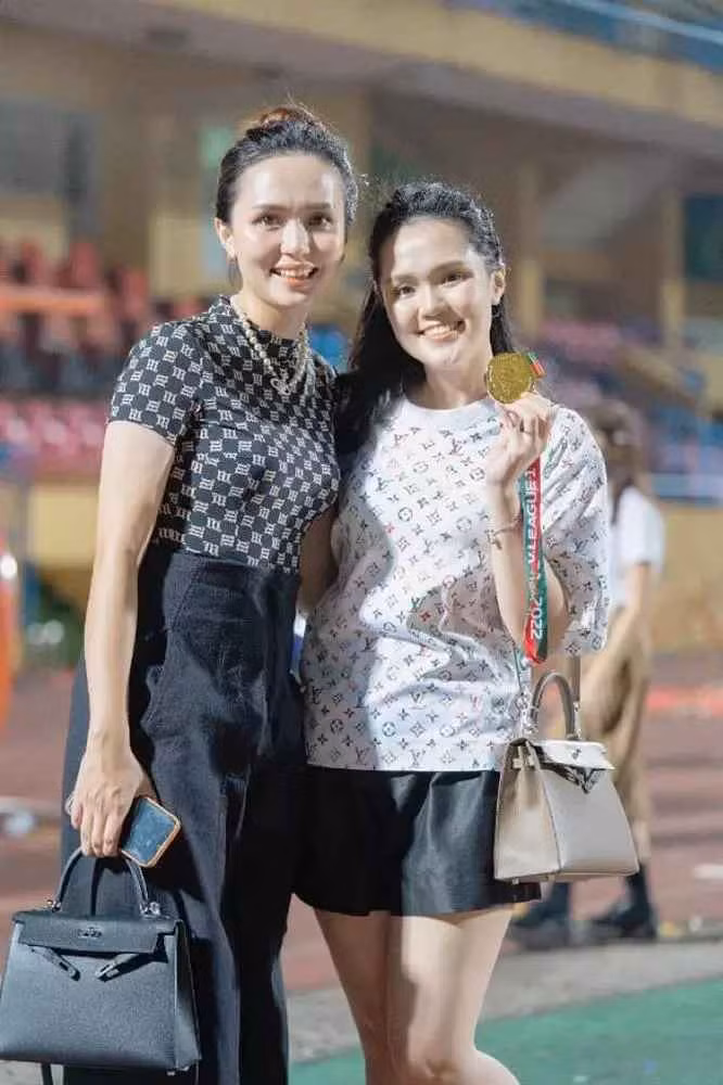 Đăng ảnh bên chị gái Huyền My (vợ cầu thủ Văn Quyết), hot mom Hà thành tâm sự: "Một mùa giải nhem nhuốc lôi thôi đi đón chồng sau mỗi trận đấu sân nhà...