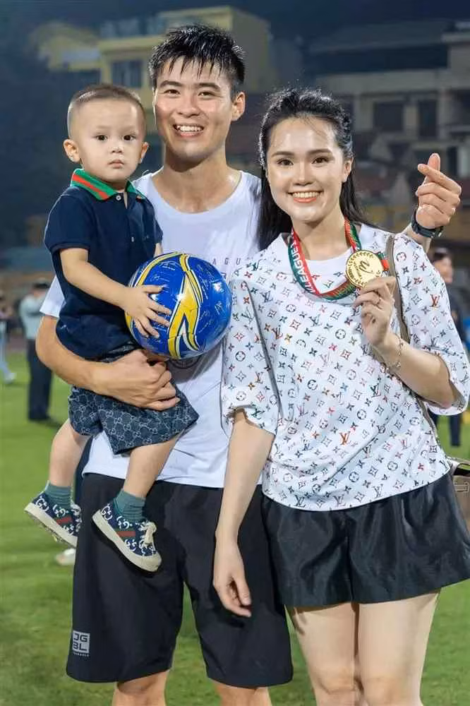 Bi che an mac loi thoi, vo trung ve Duy Manh noi gi?