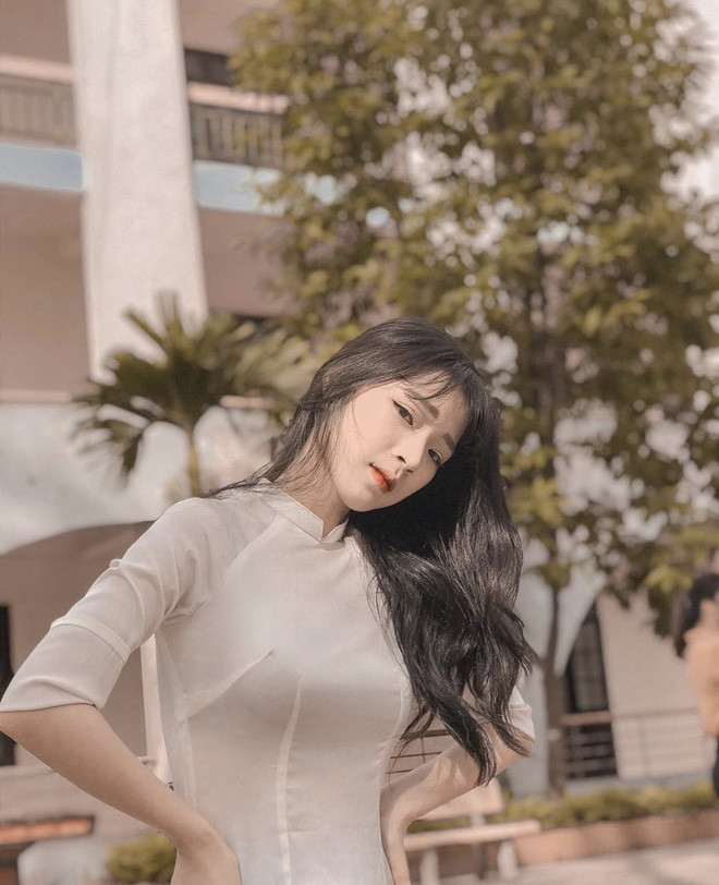 Không chỉ có một mình, Thanh Hà có cả một hội bạn thân hội tụ toàn gái xinh. Ngồi gần nhau lại có chung sở thích nói chuyện, quay video lên mạng nên cô bạn cũng thường rủ nhóm bạn làm video chung.