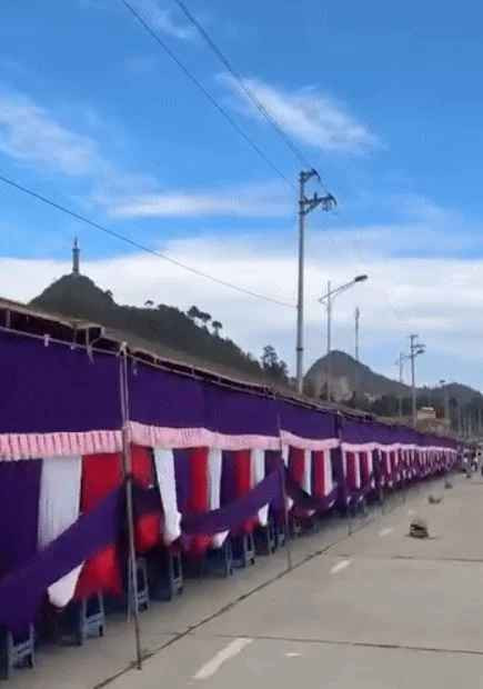 Nhiều người đoán rằng rạp cưới "rồng rắn" này hẳn phải kéo dài đến khoảng cả cây số và thắc mắc không biết nhân vật chính của đám cưới này là ai mà "chơi lớn" như thế.