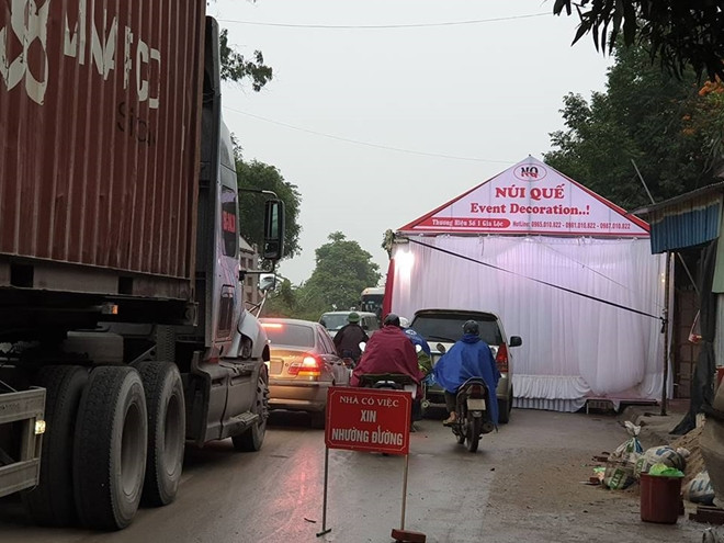 Một số ý kiến cho rằng, cưới xin là dịp trọng đại, hầu hết cả đời người mới cưới một lần nên có thể thông cảm được.