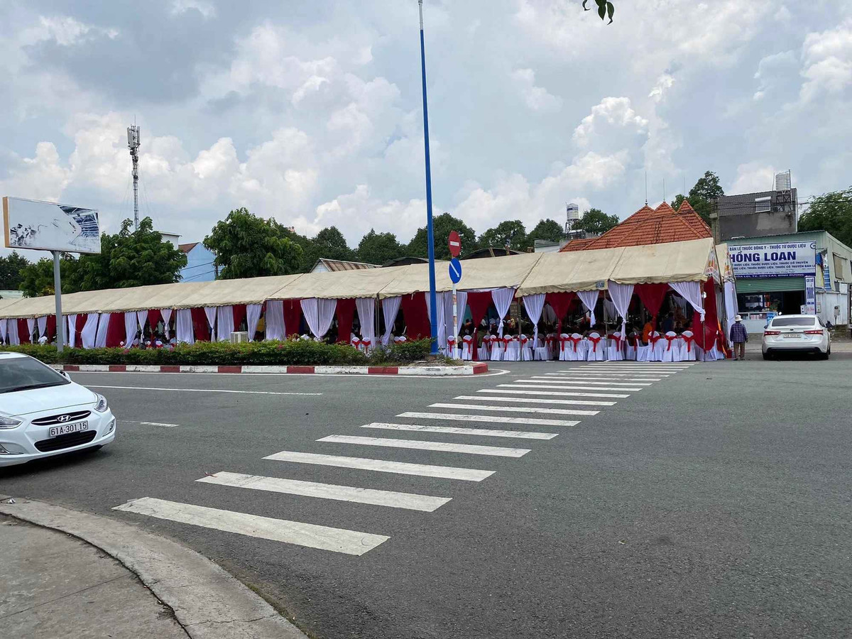 Cư dân mạng còn nửa đùa nửa thật rằng có lẽ đám cưới này mời cả huyện đến tham dự nên mới dựng rạp dài cả km có 1-0-2 như vậy.