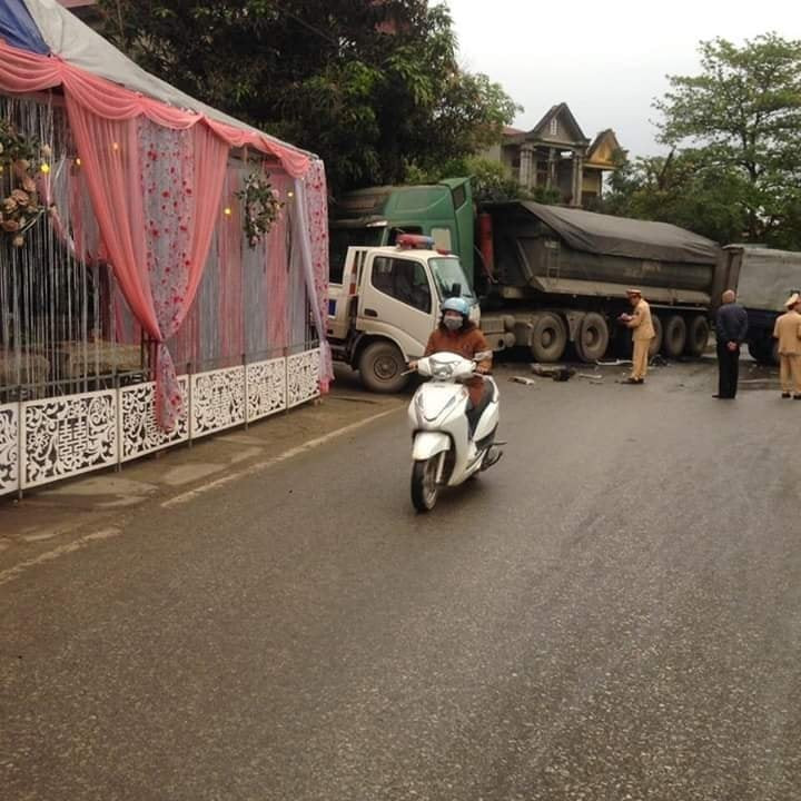 Trước đó, TikTok lại lan truyền một đoạn clip dựng rạp cưới chắn hết đường đi khiến tài xế xe tải gặp tai nạn thu hút sự chú ý của cõi mạng.