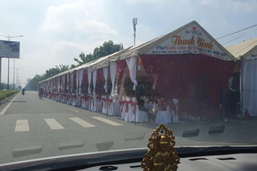 Nhiều người không khỏi bất ngờ trước sự hoành tráng của gia đình dâu rể trong đám cưới này.