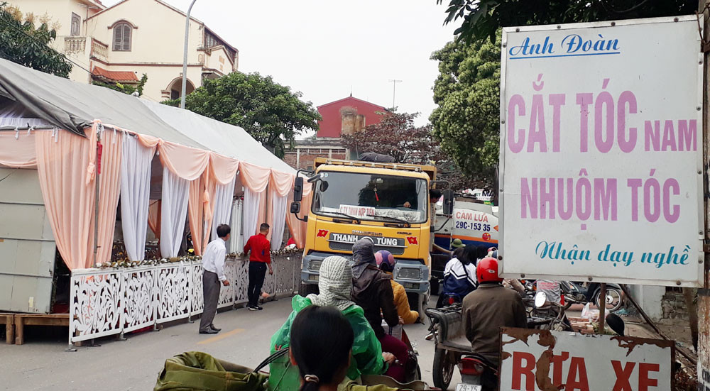 Tuy nhiên cũng có không ít độc giả cho rằng dựng rạp cưới như vậy là lấn chiếm lòng đường. Không thể vì việc riêng của gia đình mà ảnh hưởng tới những người tham gia giao thông.