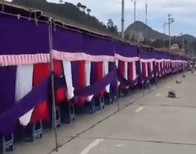 Theo người đăng tải clip, khung rạp được dựng lên ở một khu đất trống rộng rãi, thoáng mát. Bên trong khung rạp đã được chuẩn bị sẵn sàng bàn ghế, chén bát, chỉ đợi khách đến là sẽ lên bàn tiệc.