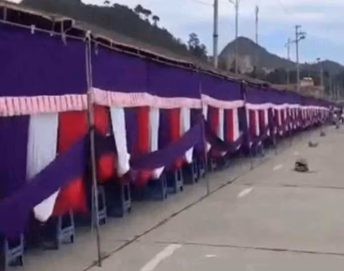 Theo người đăng tải clip, khung rạp được dựng lên ở một khu đất trống rộng rãi, thoáng mát. Bên trong khung rạp đã được chuẩn bị sẵn sàng bàn ghế, chén bát, chỉ đợi khách đến là sẽ lên bàn tiệc.