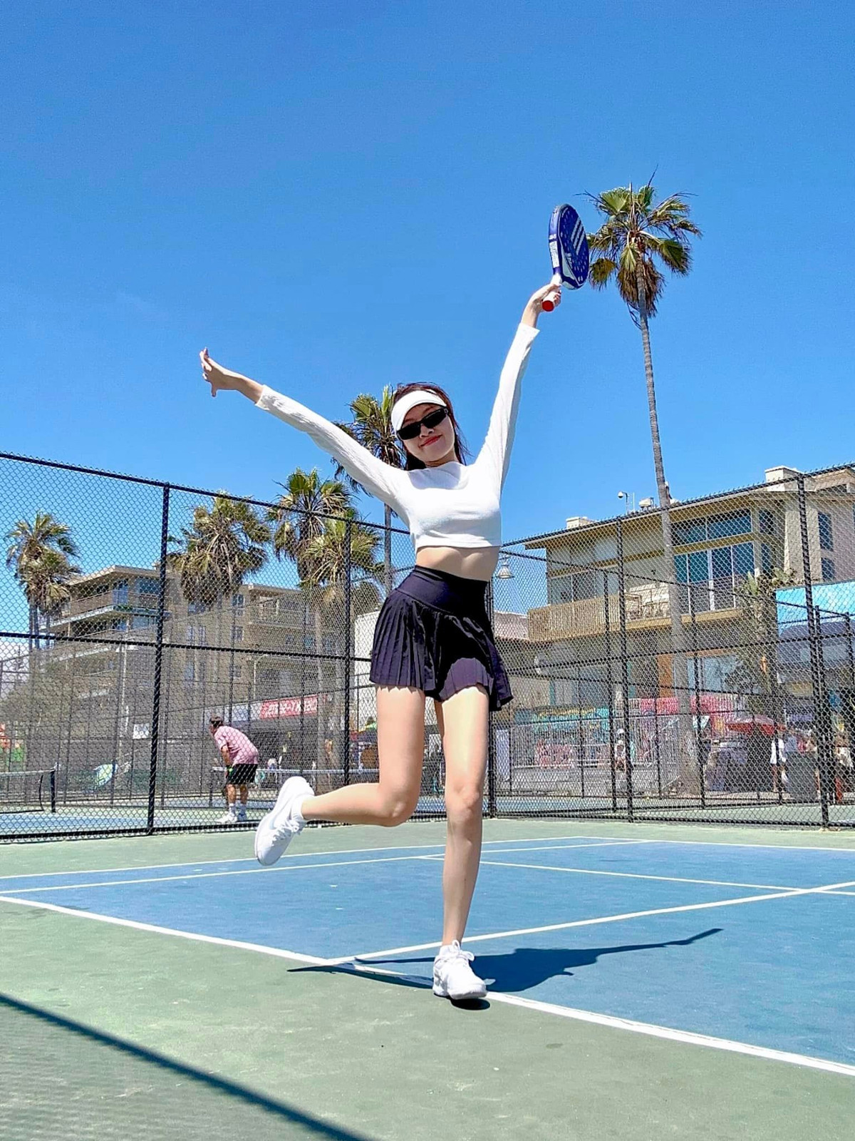 “Lợi ích nhất là mối quan hệ, không nên làm xong việc rồi ngồi trong hậu trường bấm điện thoại. Thay vào đó mình nhìn xem thử những người VIP, có vị trí cao trong xã hội họ làm gì, hành xử ra sao để học hỏi”, MC Thanh Thanh Huyền nói thêm.