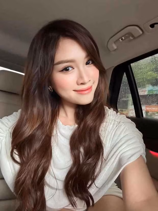 Nữ MC chia sẻ: “Có một sự kiện, mình từng làm PG quảng cáo cho một hãng xe hơi tại sân golf. Mình đã từng 8 tiếng ngoài nắng trên một đôi giày cao gót không vừa với bản thân mình. Huyền đã tự nhủ mình phải cố gắng nhiều hơn để cũng là làm 8 tiếng nhưng có thể tạo được nhiều giá trị cho bản thân và xã hội”.