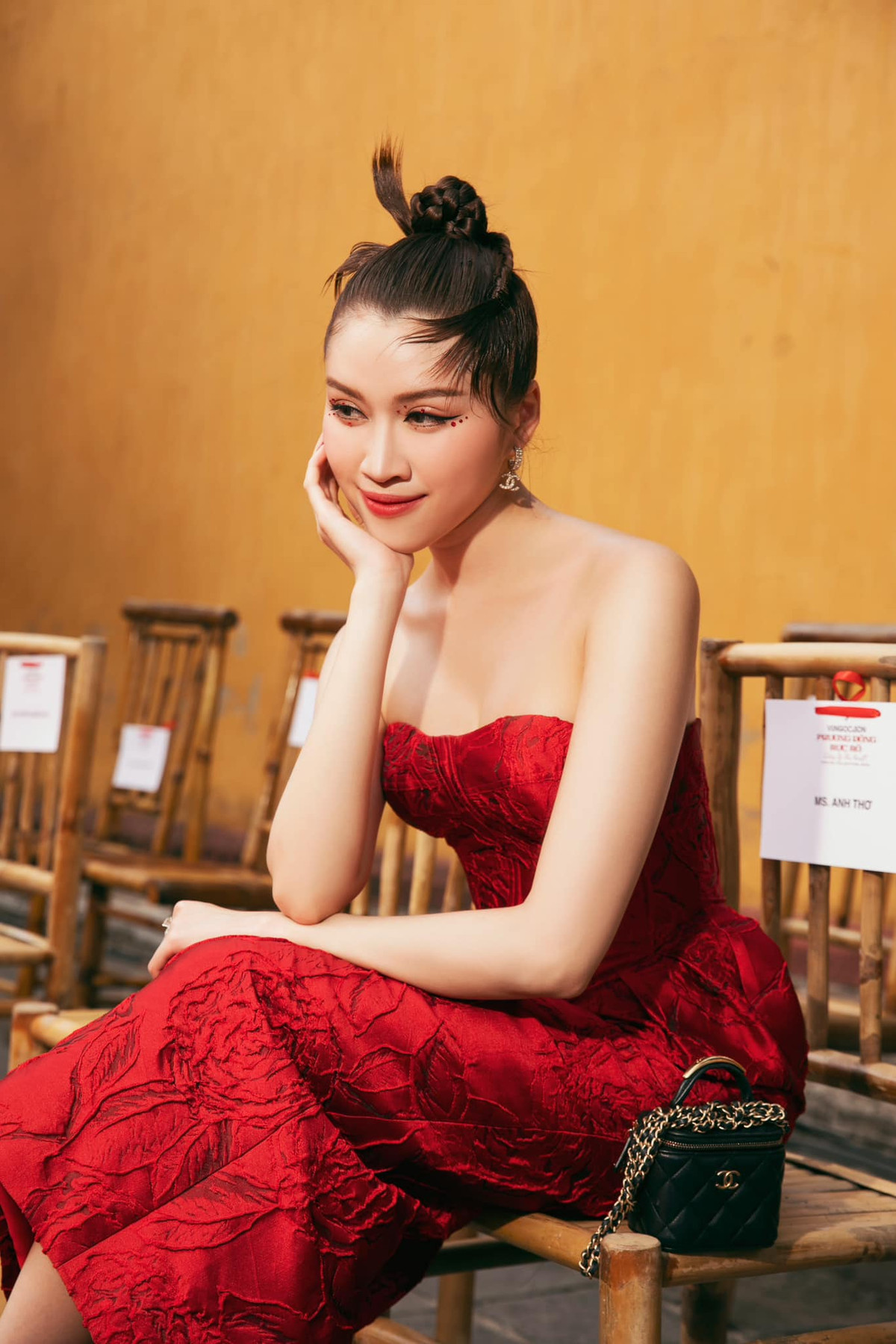 Thanh Thanh Huyền cũng cho rằng việc chưa đủ chiều cao, có thể khắc phục bằng cách đi giày cao hơn nhưng thái độ làm việc tốt sẽ cho bản thân nhiều kinh nghiệm.