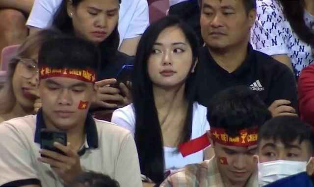 Trước đó vợ Hà Đức Chinh có nhiều lần “đánh bại” cam thường của team qua đường lẫn camera man truyền hình khi lên sân bóng cổ vũ chồng. Và ở bối cảnh nào, cô nàng cũng cực kỳ xinh đẹp, được dân mạng khen nức nở.