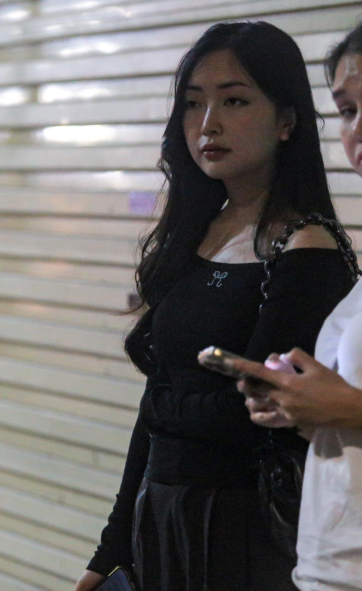 Xuất hiện sau trận đấu giữa CLB Công an Hà Nội và Quy Nhơn Bình Định, Mai Hà Trang diện nguyên cây đen nhưng nhan sắc của cô nàng luôn nổi bật.