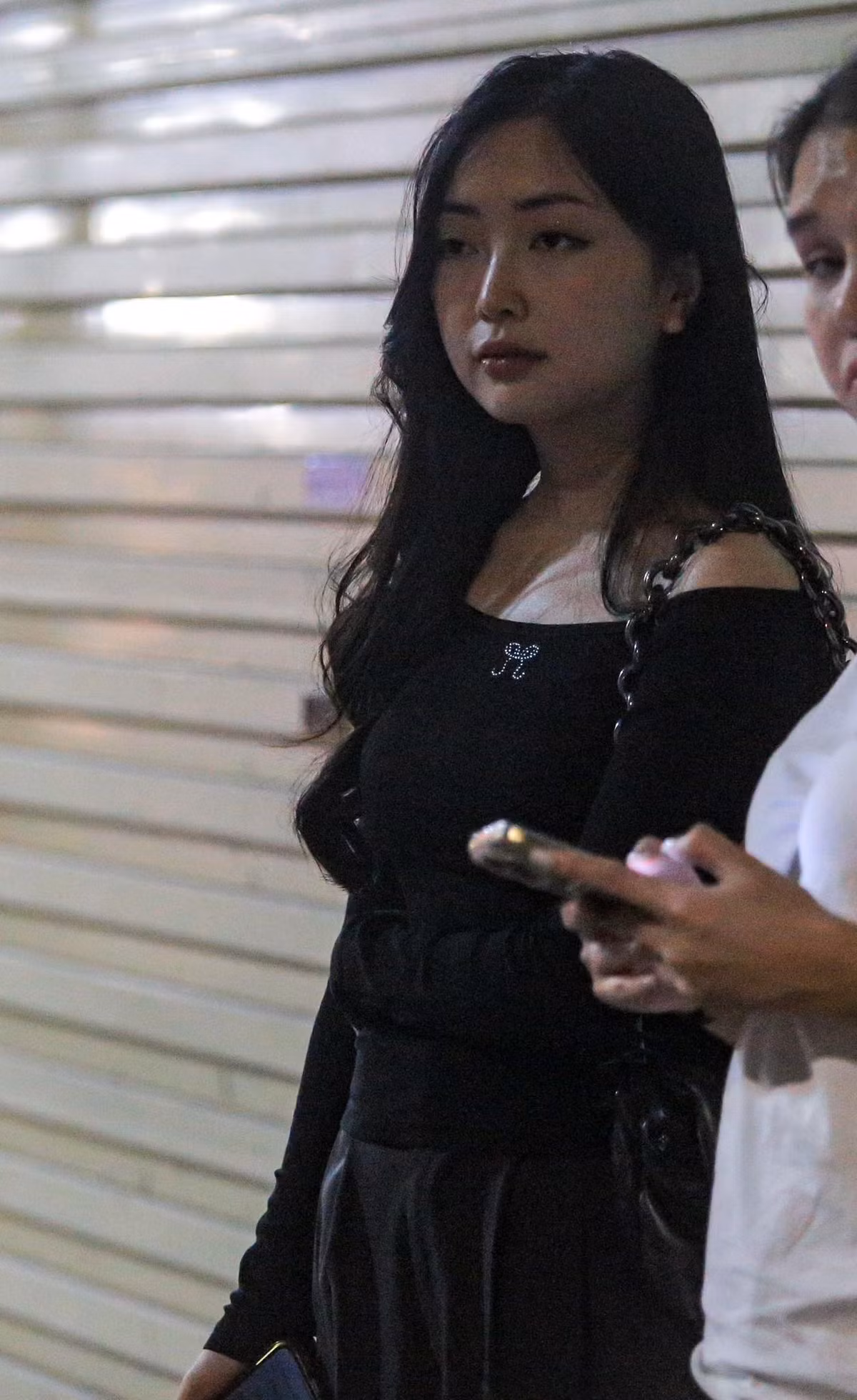 Xuất hiện sau trận đấu giữa CLB Công an Hà Nội và Quy Nhơn Bình Định, Mai Hà Trang diện nguyên cây đen nhưng nhan sắc của cô nàng luôn nổi bật.