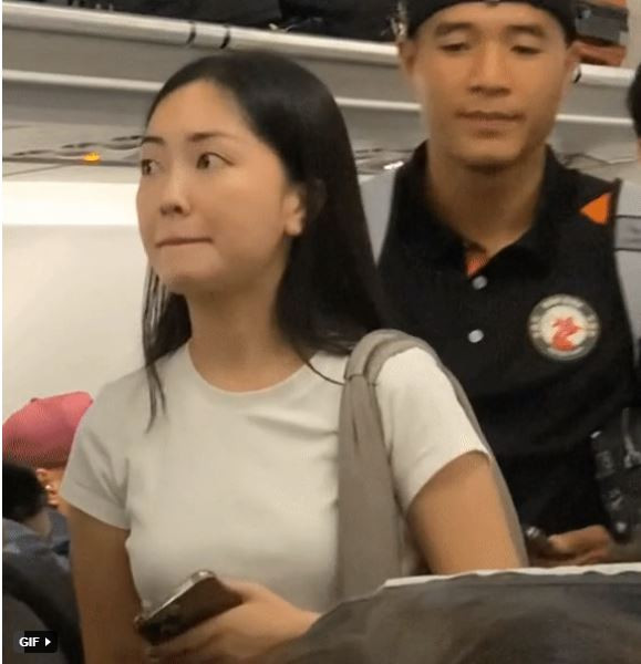 Trong khoảnh khắc này, Mai Hà Trang mặc áo thun trắng đơn giản, trang điểm nhẹ nhàng nhưng vẫn xinh đẹp nổi bật, vượt “ải” cam thường một cách dễ dàng. Thậm chí nhìn ở ngoài đời, trông cô nàng còn có phần thân thiện, đáng yêu hơn so với hình ảnh tự đăng trên MXH.