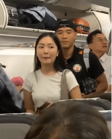 Trước đó, trong chuyến bay từ Quy Nhơn ra Hà Nội, vợ chồng Hà Đức Chinh cũng lọt vào "cam thường của team qua đường".