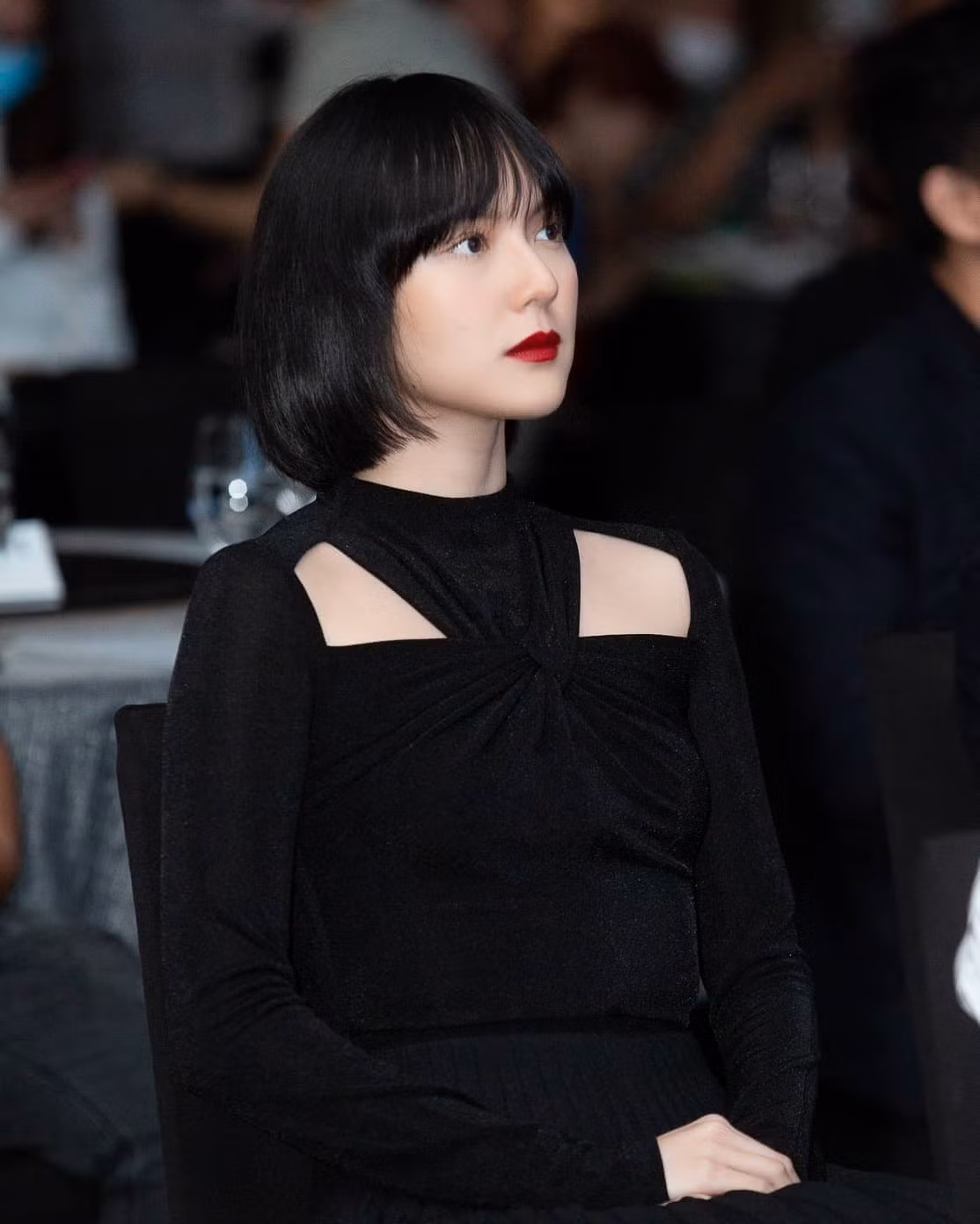 Nguyên nhân nằm ở biểu cảm của Hải Tú lúc được dàn vệ sĩ tháp tùng từ ngoài vào khu vực chụp ảnh.