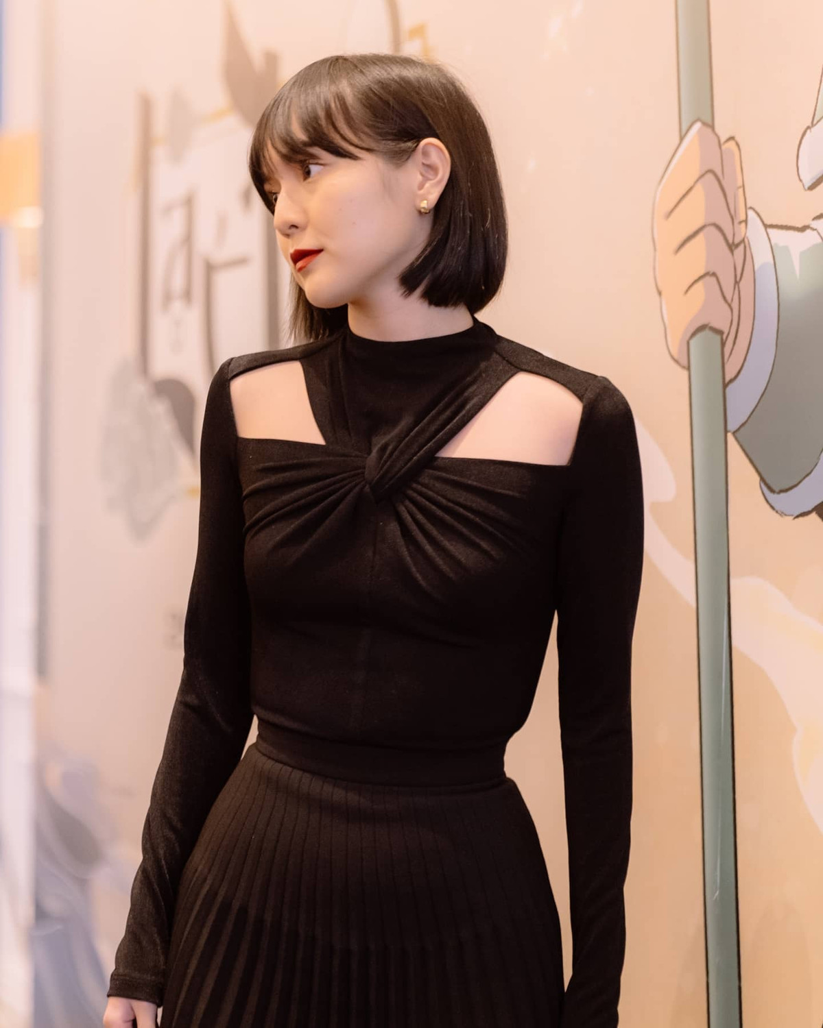 Bên cạnh đó, nhan sắc ngoài đời của Hải Tú được nhận xét là hơi đơ, không được xinh đẹp như trên ảnh.