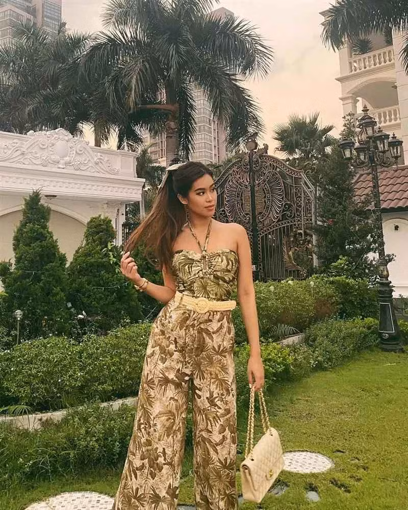 Ngoài ra, gương mặt xinh đẹp, thân hình bốc lửa của nữ rich kid cũng là điểm cộng trong mắt người đối diện.