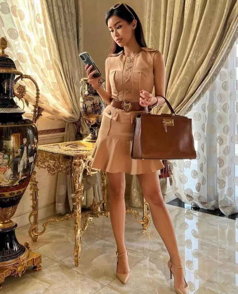 Mỗi lần đăng ảnh, 9X luôn gây ấn tượng khi khoác lên người những bộ cánh sành điệu đến từ những nhà thiết kế nổi tiếng trên thế giới.