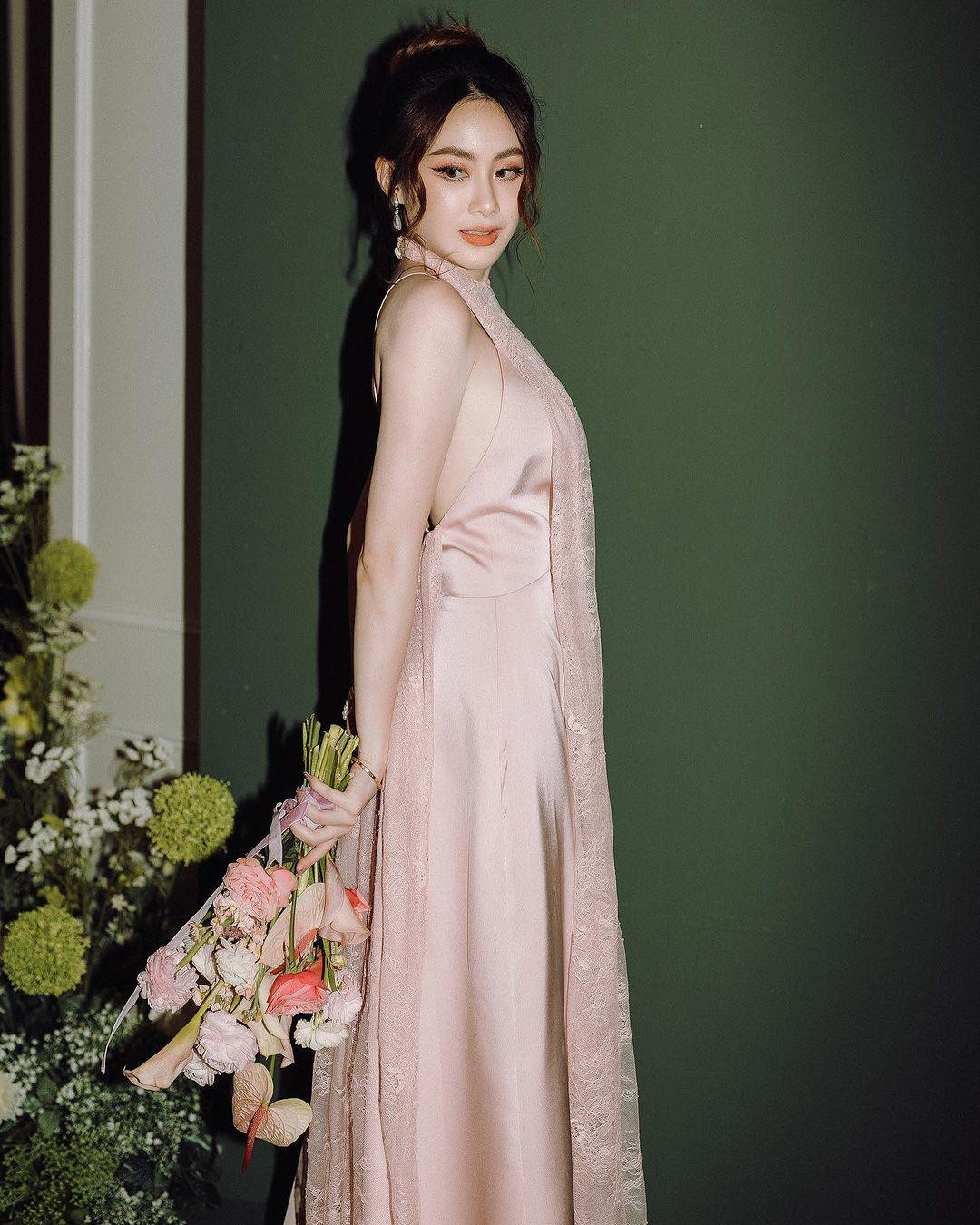 Bản thân Phoiphailin Sivilay cũng rất hào hứng khi được thử khoác lên mình chiếc áo đặc biệt này.