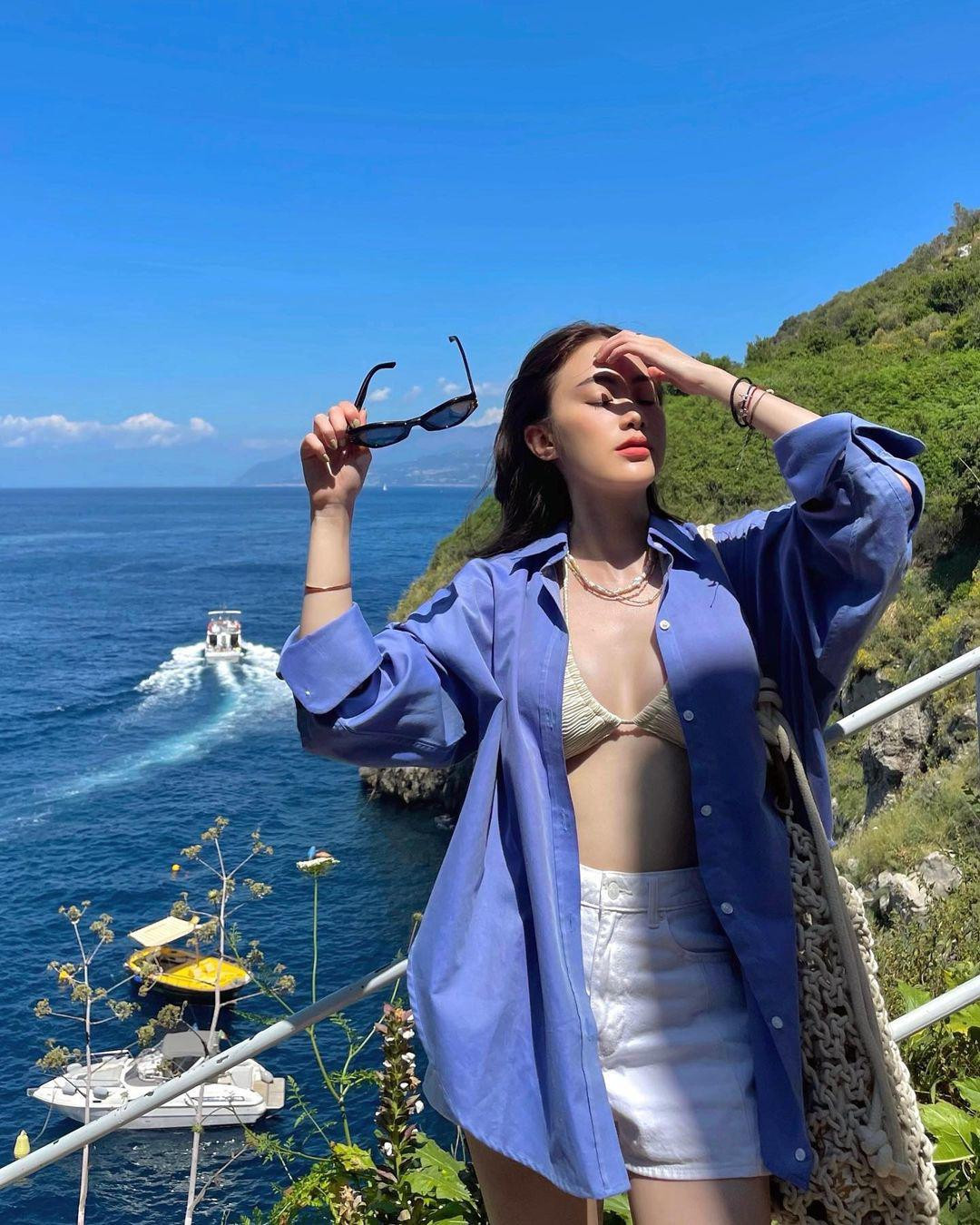 Mỹ nhân 9X được mệnh danh là hot girl Lào do sinh sống và làm việc tại đây, nhưng thực tế cô là người gốc Việt, tên là Nguyễn Mai Chi.