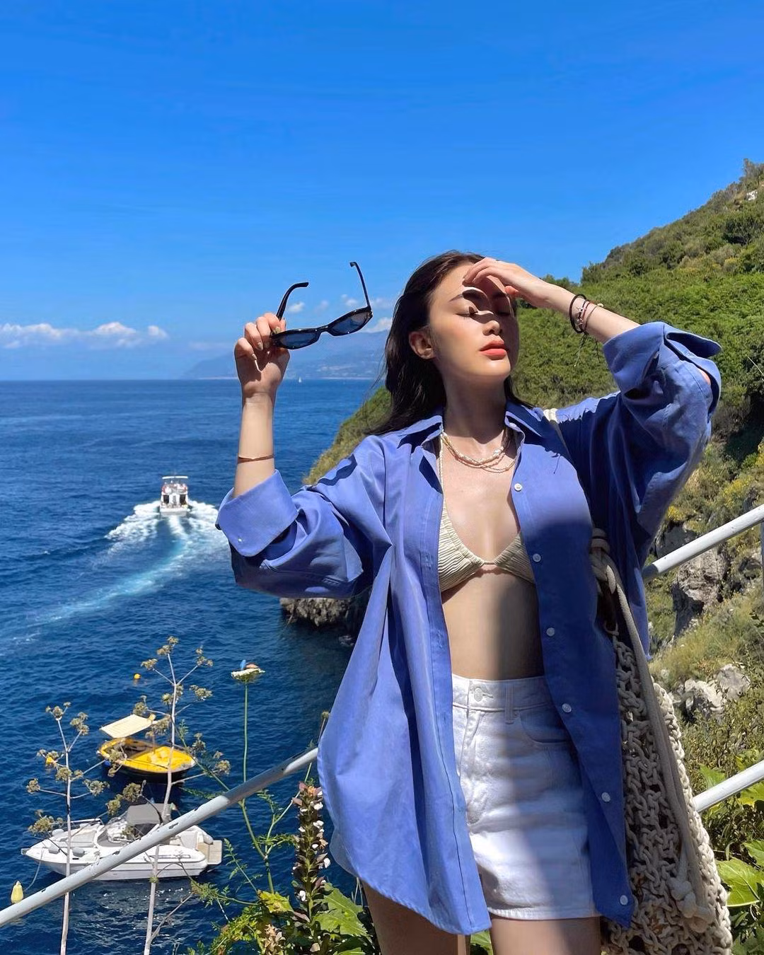 Mỹ nhân 9X được mệnh danh là hot girl Lào do sinh sống và làm việc tại đây, nhưng thực tế cô là người gốc Việt, tên là Nguyễn Mai Chi.