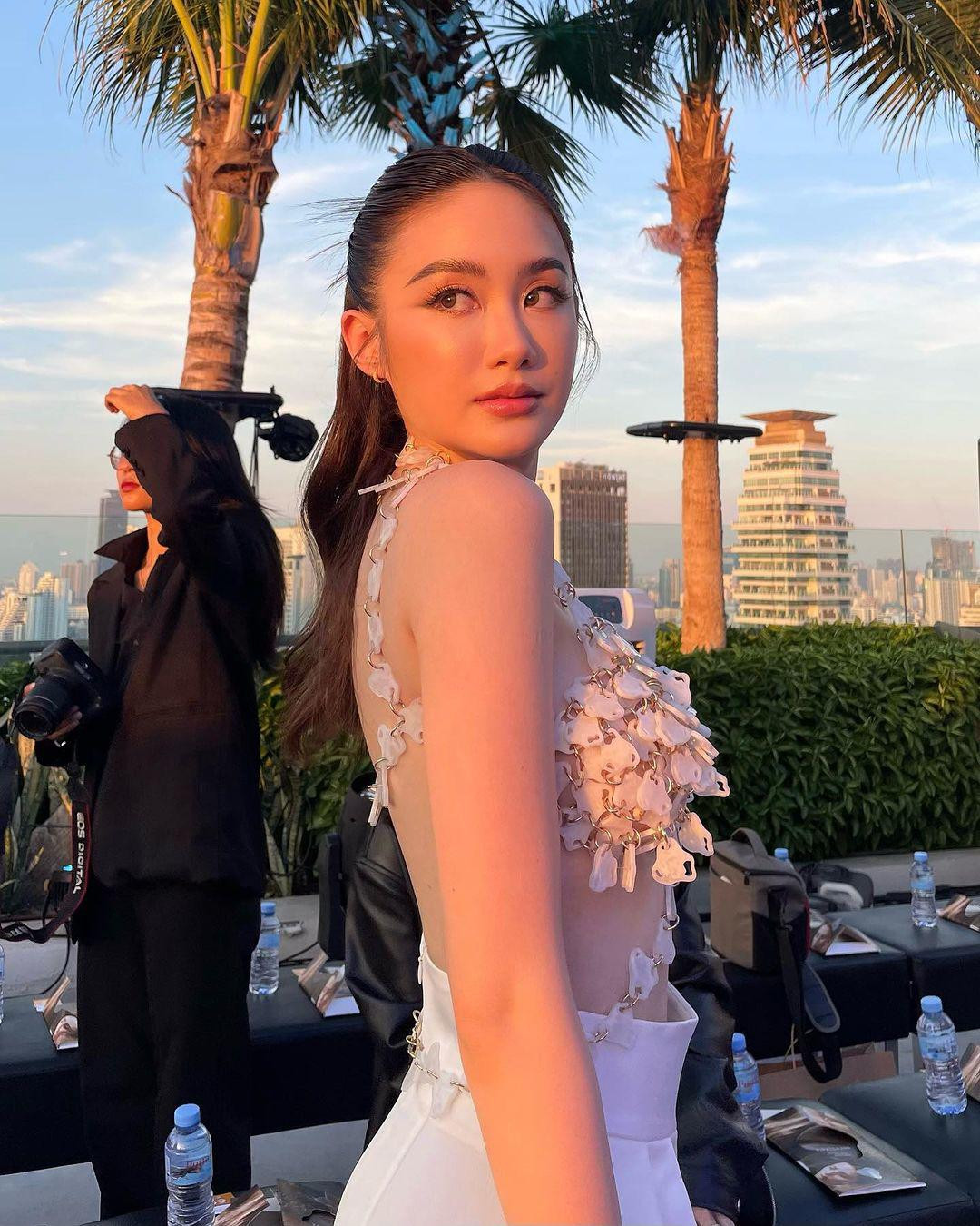 Trang phục được thiết kế cho Phoiphailin Sivilay giống như một chiếc áo bra, vừa vặn với cơ thể của người mặc. Một lớp vải mỏng, kết hợp cùng miếng dán vòng 1 vừa vặn, đảm bảo sự an toàn và mang tính thẩm mỹ.