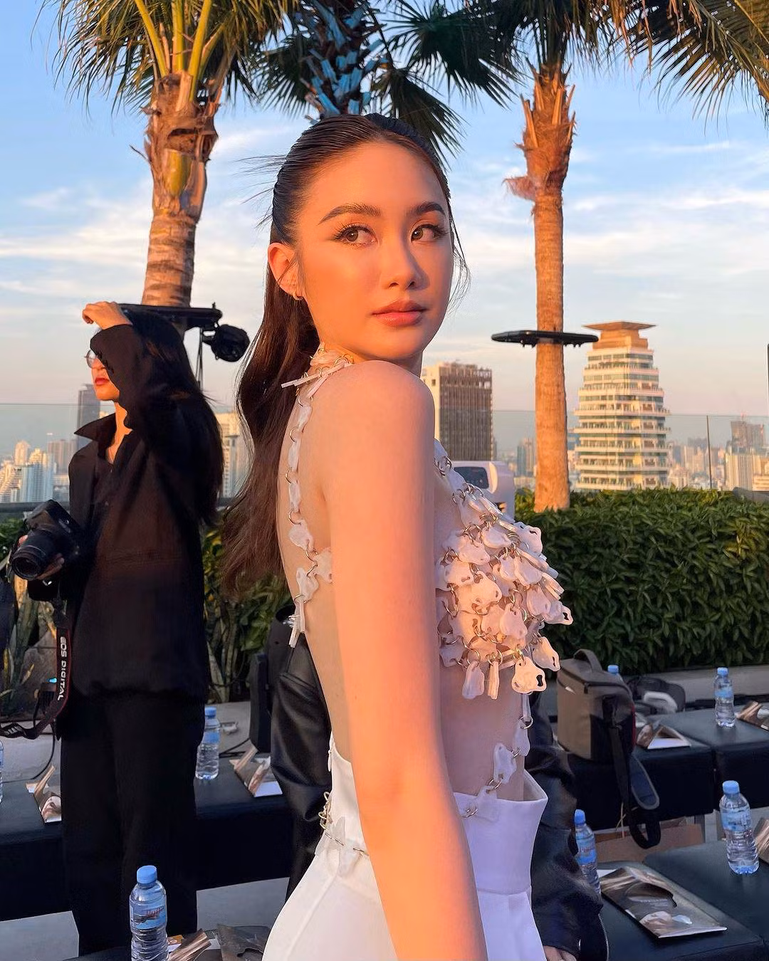 Trang phục được thiết kế cho Phoiphailin Sivilay giống như một chiếc áo bra, vừa vặn với cơ thể của người mặc. Một lớp vải mỏng, kết hợp cùng miếng dán vòng 1 vừa vặn, đảm bảo sự an toàn và mang tính thẩm mỹ.