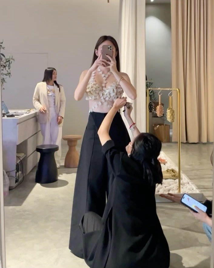 Theo tìm hiểu, đây là thiết kế nằm trong BTS mới của một thương hiệu thời trang tái chế, thân thiện với môi trường do Pipatchara Kaeojinda và chị gái đồng sáng lập. Hiện tại, thương hiệu này có trụ sở chính ở Bangkok, Thái Lan.