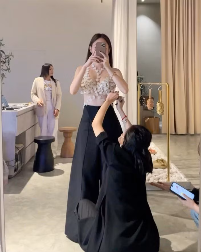 Theo tìm hiểu, đây là thiết kế nằm trong BTS mới của một thương hiệu thời trang tái chế, thân thiện với môi trường do Pipatchara Kaeojinda và chị gái đồng sáng lập. Hiện tại, thương hiệu này có trụ sở chính ở Bangkok, Thái Lan.