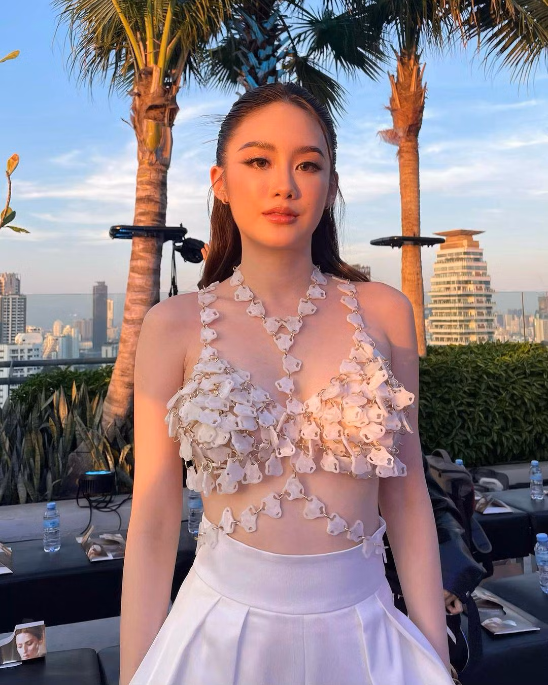 Mới đây trên trang Instagram cá nhân hot girl Lào gốc Việt từng công khai tỏ tình với Quang Linh Vlogs là Phoiphailin Sivilay (sinh năm 1997, tên tiếng Việt là Nguyễn Mai Chi) gây chú ý khi đăng tải loạt ảnh hậu trường diện áo làm từ nắp chai nhựa đã qua sử dụng