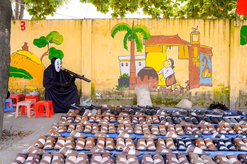 Dưới phần bình luận của bộ ảnh, nhiều dân mạng có viết: "Vô Diện này đáng yêu quá, muốn bắt về nuôi ghê", "Trời ơi cho mình share nhé, bộ ảnh Trung Thu cưng gì đâu", "Đan Phượng đẹp nhỉ, mình cũng muốn đi chơi xa một chuyến"….