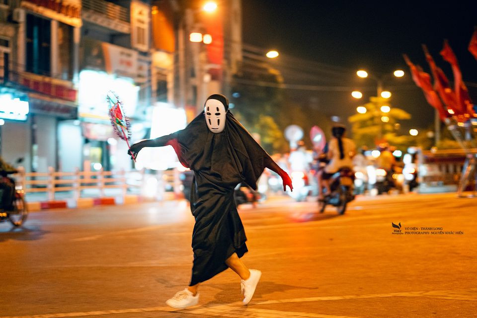 Lấy ý tưởng từ việc phòng dịch COVID-19 tại các điểm công cộng ghép với chủ để mặt nạ của Trung thu, chàng trai tên Nguyễn Khắc Hiển (SN 1991, huyện Đan Phượng, Hà Nội) đã cho ra đời bộ ảnh "Nhân vật Vô Diện đón Trung Thu" hài hước.