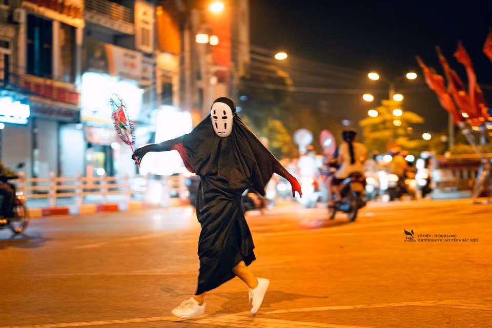 Lấy ý tưởng từ việc phòng dịch COVID-19 tại các điểm công cộng ghép với chủ để mặt nạ của Trung thu, chàng trai tên Nguyễn Khắc Hiển (SN 1991, huyện Đan Phượng, Hà Nội) đã cho ra đời bộ ảnh "Nhân vật Vô Diện đón Trung Thu" hài hước.