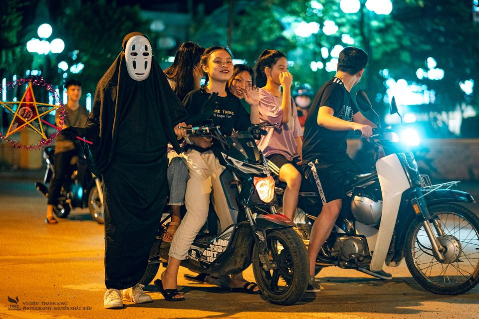 Hiện tại rất nhiều bạn tò mò về khu Đan Phượng nơi bọn mình đã chụp và cũng có không ít người muốn đưa Vô Diện đến checkin ở khu vực các bạn ấy sống. Mình thấy đó là một cách kết nối và giới thiệu về từng thôn, xã khá hay ho, độc đáo". "Phó nháy" thực hiện bộ ảnh Vô Diện chơi Trung thu ở Đan Phượng cho biết thêm.