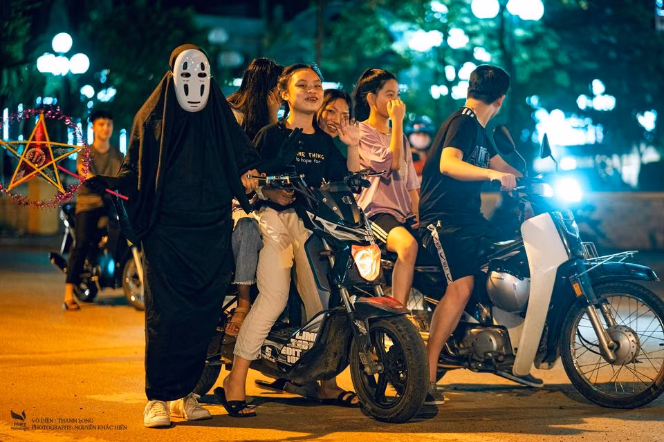 Hiện tại rất nhiều bạn tò mò về khu Đan Phượng nơi bọn mình đã chụp và cũng có không ít người muốn đưa Vô Diện đến checkin ở khu vực các bạn ấy sống. Mình thấy đó là một cách kết nối và giới thiệu về từng thôn, xã khá hay ho, độc đáo". "Phó nháy" thực hiện bộ ảnh Vô Diện chơi Trung thu ở Đan Phượng cho biết thêm.