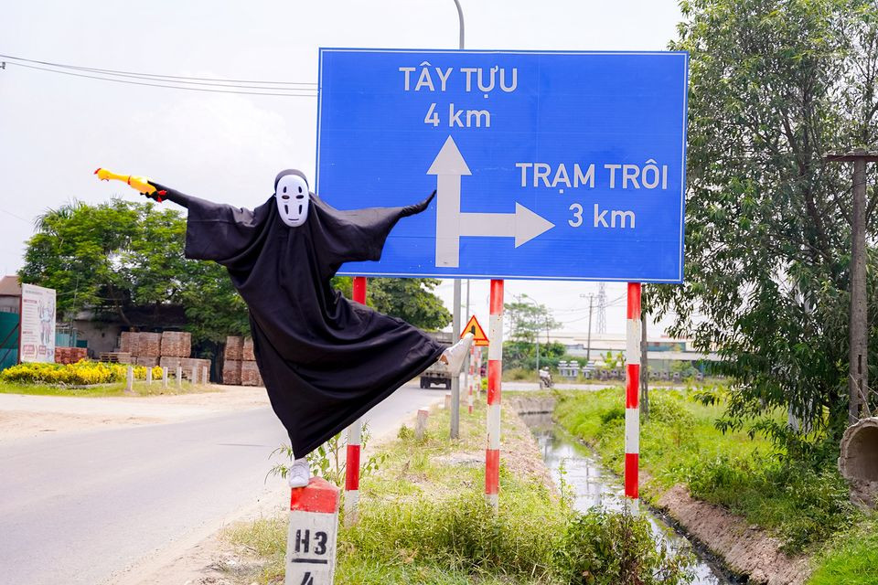 Chia sẻ về bộ ảnh trên, Khắc Hiển người cầm máy chụp bộ ảnh trên bày tỏ: "Khi chụp bộ ảnh này, người qua đường rất hứng thú và muốn lại gần chụp ảnh check in cùng bọn mình. Trẻ nhỏ cũng không thấy sợ, chắc có lẽ bởi dáng đi ẻo lả, "nhây nhây" của bạn diễn Vô Diện...